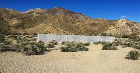 Ou happy hour à peu près partout. What the hell is up with this wall in Palm Desert ...