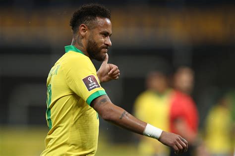 اعترف بيني زاهافي وكيل أعمال البرازيلي نيمار بأن موكله انتقل من برشلونة إلى باريس سان جيرمان لرغبته في عدم البقاء تحت ظل ميسي. نيمار يتفوق على ميسي ويحقق رقما قياسيا!
