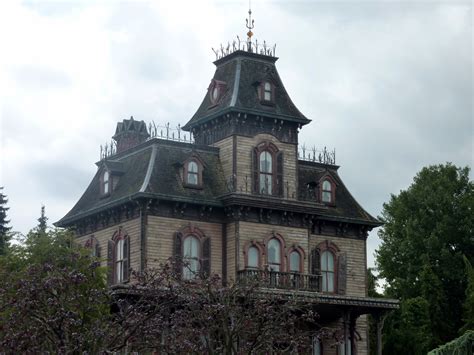 Every halloween, we get our kicks by visiting the most terrifying mansions and mazes. Haunted House Adventure | First to Know