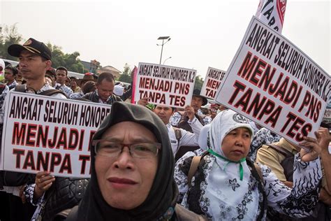 Guru Honorer Pahlawan Tanpa Tanda Jasa Pilar Kebangsaan