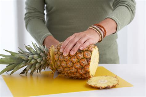 How To Cut A Whole Pineapple Into Rings