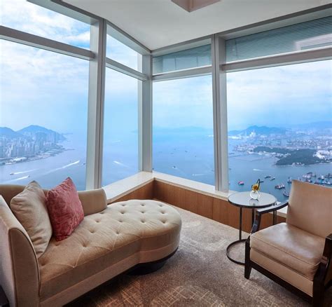 Suite Saturdays Deluxe Suite The Ritz Carlton Hong Kong Loyaltylobby