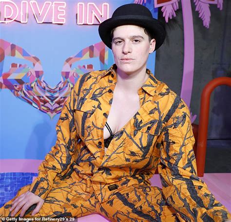 gender fluid model rain dove praised for patient response to an angry stranger daily mail online