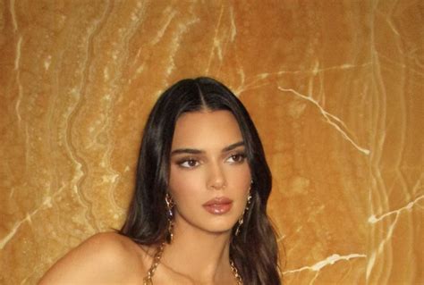 kendall jenner mocked for her photoshop fail that hand makes it look like she s an alien