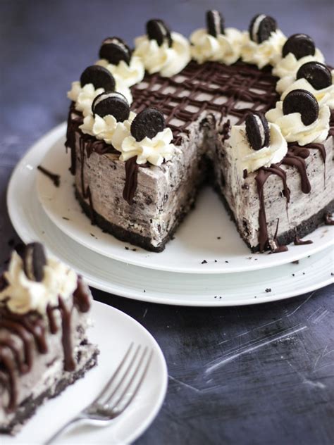 An easy chocolate cake to topped with oreo crumbs, a marshmallow frosting, and a cute splash of milk made from white chocolate. EASIEST EVER No Bake Oreo Cheesecake Recipe