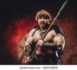 Nude Handsome Northern Barbarian Naked Torso Foto Stock 1869760870