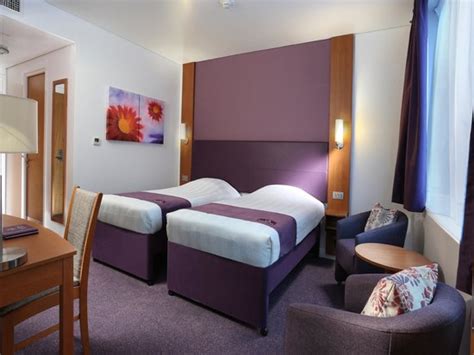 Premier inn is directly opposite terminal 3 of dubai international airport. Twin Room - Picture of Premier Inn Abu Dhabi International ...