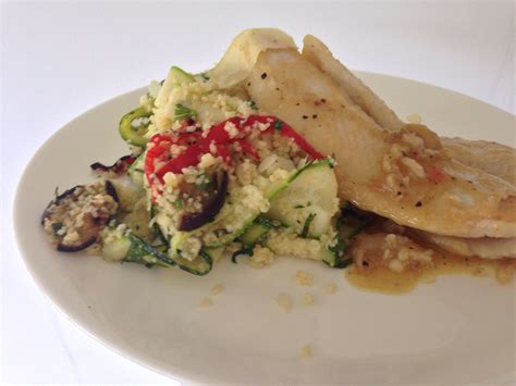 Here is another quiche, one of many possible combinations in this savoury tart. Couscous met courgette, paprika, aubergine en een witvisje ...