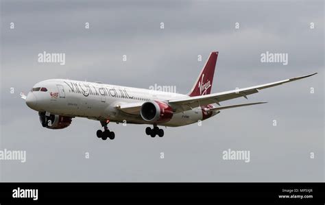 Virgin Atlantic Boeing 787 Dreamliner Landing Stock Photo Alamy