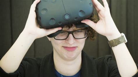How To Wear An Oculus Rift And Htc Vive With Glasses Cnet