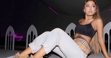 Ariana Grande Shows Off Her Insanely Toned Absthanks To Her Workout
