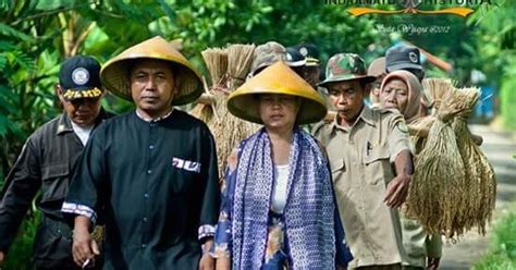 Akun resmi pemerintah kabupaten indramayu, yang dikelola oleh dinas komunikasi dan informatika kab. KULA DAN LUNGGUH DALAM MASYARAKAT KUNA INDRAMAYU KIDULAN ...