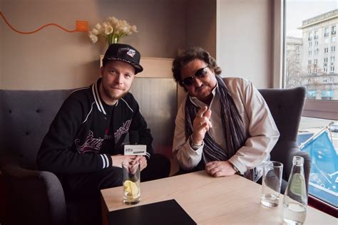 Krawczyk w rozmowie z „super expressem przyznawał też, że dziękuje bogu za to, że nadal żyje. Krzysztof Krawczyk "Byłoby nieelegancko gdybym zignorował ...