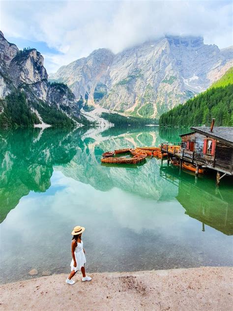 Femme En Vacances Dans Le Magnifique Lac Dolomites Italien Dans Les