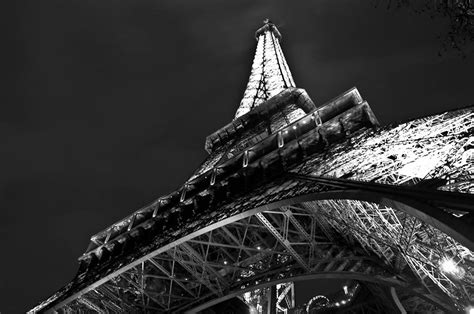 Bereits seit seiner fertigstellung wird der eiffelturm des nachts beleuchtet. loosographie » Paris bei Nacht