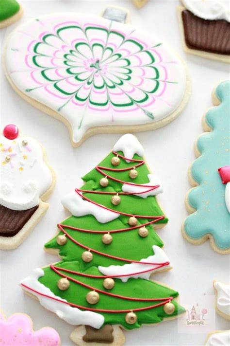 Find six amazingly inventive ideas for your holiday cookies here! Royal Icing Cookie Decorating Tips | Sweetopia