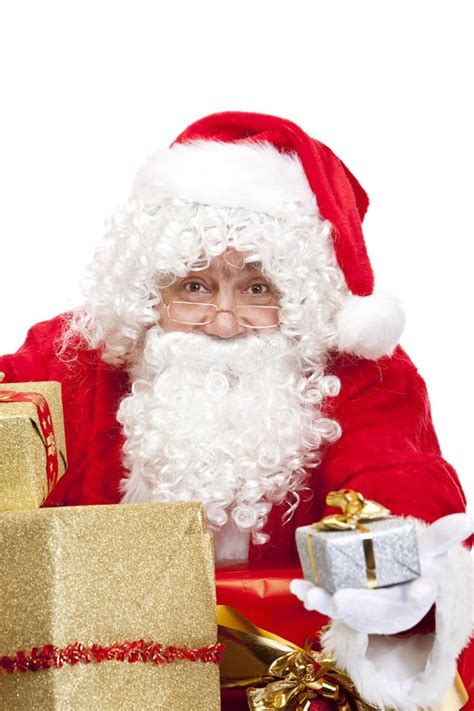 Engendre Christmas A Santa Claus Que Sostienen Una Pila De Presentes