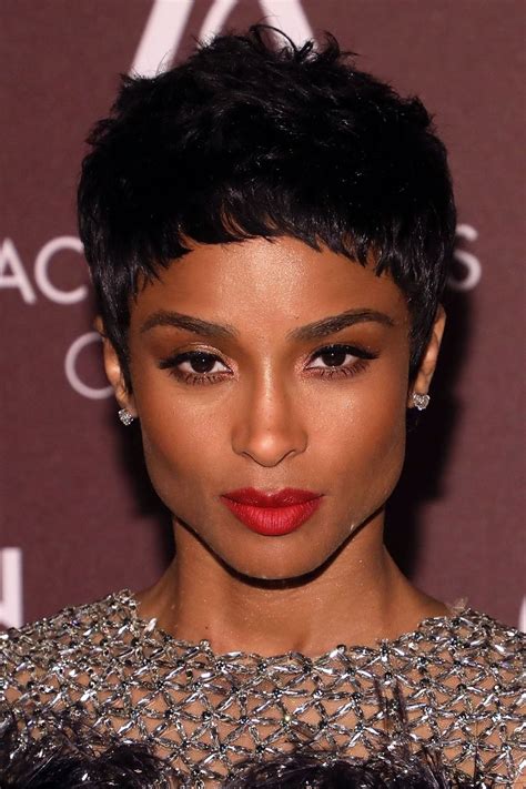 Tidak perlu ke salon, kamu juga bisa melakukan smoothing sendiri di rumah. Inspirasi Gaya Rambut Pendek Para Selebriti Hollywood di ...