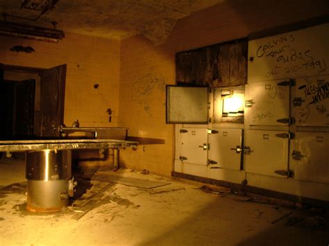 Morgue — ist ein älterer begriff für ein leichenschauhaus (auch englisch the morgue und morgue, originally a specific building in paris where bodies were exposed for identification: Morgue in the tunnels of an abandoned asylum : creepy