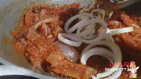 Potonglah bawang, cabe dan tomat. Resepi Sambal tumis sotong kering - YouTube