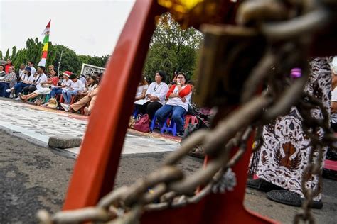 Ibadah menggunakan lagu hymns diiringi piano atau keyboard atau ensamble seperti ku2. Kata Pengantar Ibadah Natal / Natal Dan Tahun Baru 2020 ...