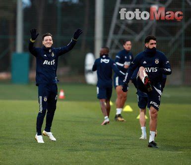 Mesut ve i̇rfan aramızda değil. Fenerbahçe'de dikkat çeken kare! Emre Belözoğlu ve Mesut ...