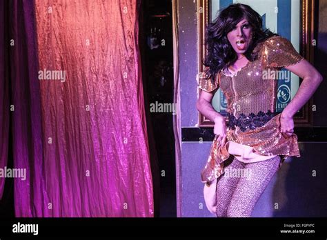 crossdresser in evita club tanzen auf der bühne lgbt stockfotografie alamy