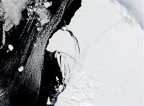 Giant Iceberg Breaks Off Near Antarctica Research Station News Al