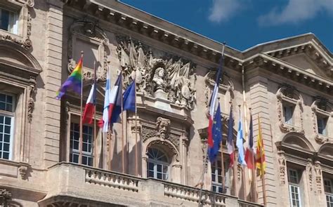 Marseille  le rainbow flag sur la mairie « inadapté » voire