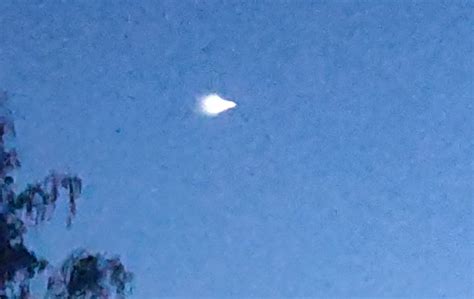 Nombreuses photos d'ovnis ou soucoupes volantes. "Ovni" et "boule lumineuse" dans le ciel de Lyon : le CNES ...