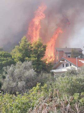 Velika je površina, kako okrene vjetar tako plane i mi prebacujemo interes je zapovjedniku da do noći stavi požar pod nadzor, dokad mogu zračne snage pomoći gasiti. Veliki požar na Čiovu, stotinjak vatrogasaca na terenu ...