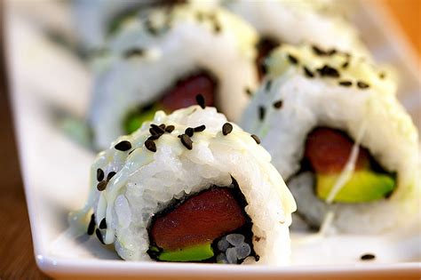 Recette Sushi Maki au saumon et à l avocat sans algue
