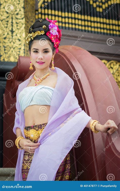 Thaise Vrouw In Traditioneel Kostuum Van Thailand Stock Afbeelding Image Of Manier Lichaam
