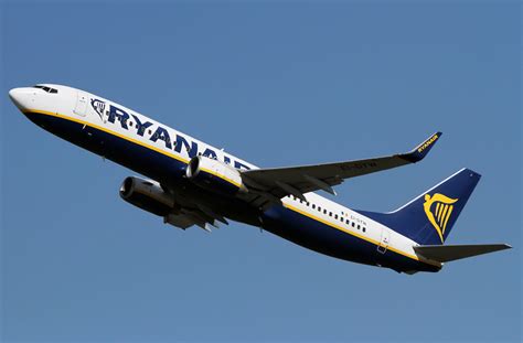 It appears that the towbar snapped while the aircraft was. Boeing 737-800 Ryanair. Photos and description of the plane