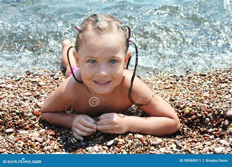 Piękna Mała Dziewczynka Pozuje Na Plaży Obraz Stock Obraz złożonej z