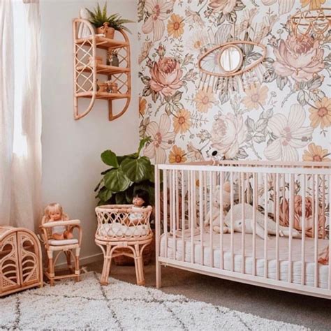 Le marché nous offre une grande variété de stickers muraux en couleurs. Idées déco pour une chambre de bébé fille en rose et vert ...