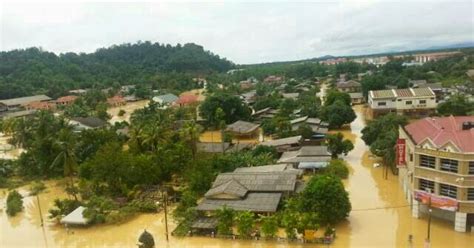 Banjir kilat dilaporkan berlaku di sekitar pekan sungai lembing, awal pagi tadi. Kedah Ke KL: HOT! Keadaan Banjir Semakin buruk!