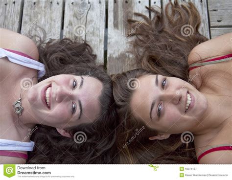 Twee Tieners Op Dok Hoofd Hoofd Stock Afbeelding Image Of Lachen Glimlachen 10074137
