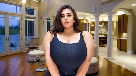 Donna Roza Curvy Plus Size Model Biography Wiki Age Height
