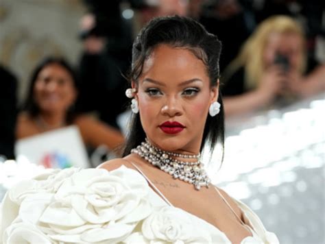 Com Look Avaliado Em Milhões Rihanna Rouba A Cena No Met Gala 2023