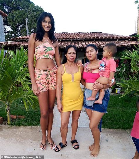 Seven Foot Tall Model Is Named Brazil S Tallest Woman