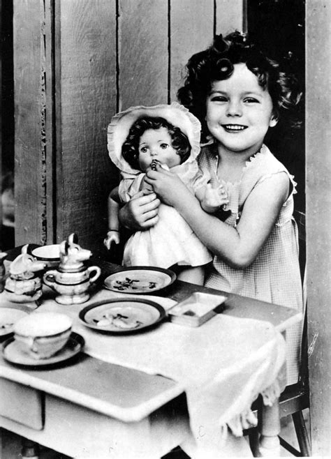 Shirley Temple With Her Doll Tv Stars Movie Stars Old Photos Vintage