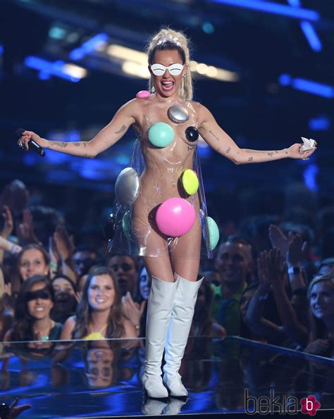 Miley Cyrus con un vestido transparente y botones tamaño XXL en los VMA Foto en Bekia Moda