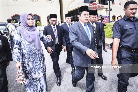 Seramai 222 orang dari 222 ahli dewan telah mengangkat sumpah jawatan. Lebih 40 ahli Parlimen BN, Pas menghadap Agong hadir sesi ...
