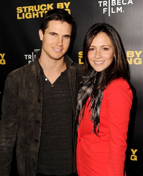 Robbie Amell Girlfriend