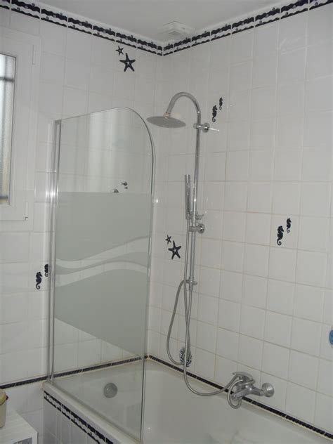 Si votre salle de bains commence à avoir les joints qui noircissent ou si son carrelage mural est passé de mode, les panneaux muraux sont la solution idéale pour lui. Nicolas Rutter: La faïence dans la salle de bain