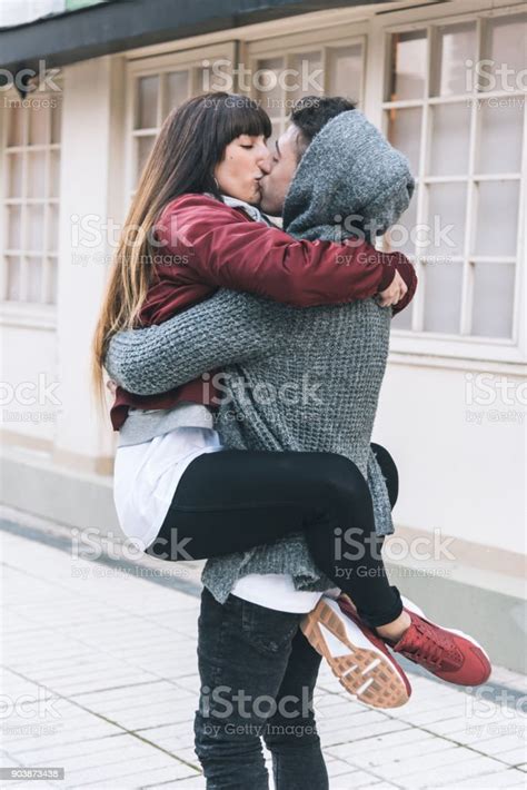 영에 아름 다운 사랑 방식 낭만주의 N 거리의 중간에 서로 포옹 하는 커플 20 29세에 대한 스톡 사진 및 기타 이미지 20 29세 2명 가을 Istock