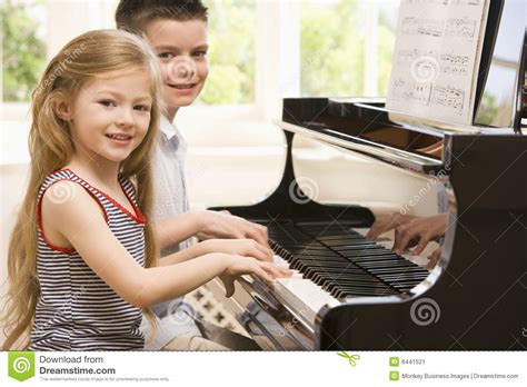 Hermano Y Hermana Que Juegan El Piano Imagen De Archivo Imagen De