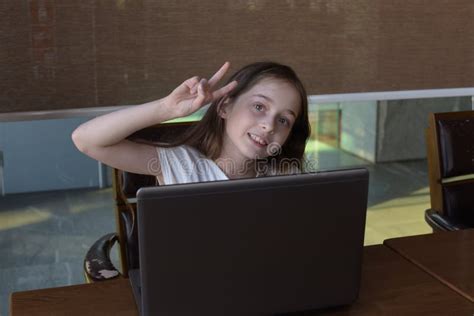 Student Klein Schoolmeisje Huiswerk Op Laptop Zilveren Achtergrond