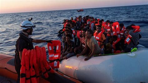 Italy Migrants Nearly 1 200 Arrive By Boat In 24 Hours Bbc News